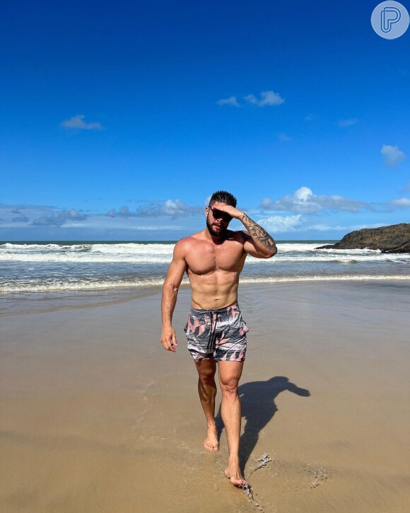 Rodrigo Godoy abordou de forma ríspida um paparazzo enquanto ele trabalhava em uma praia no Rio de Janeiro