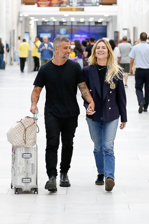 Giovanna Ewbank e Bruno Gagliasso foram vistos em clima de romance em um aeroporto nesta segunda-feira (06)