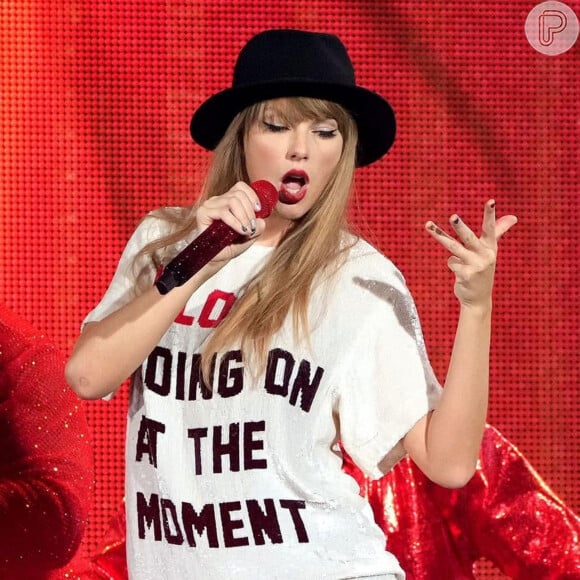 Taylor representando sua era "Red" na The Eras Tour