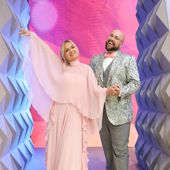 Eliana de vestido rosa todo comprido e Thiago Abravanel com um blazer todo em detalhes