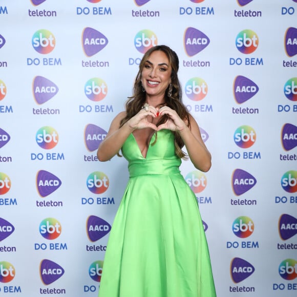 Nicole Bahls elegeu um vestido verde para o Teleton 2023