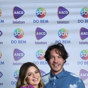 Viih Tube usou um vestido roxo com um cinto dourado e Eliezer apostou em uma camisa azul