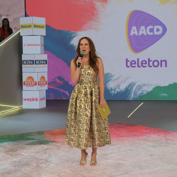 Regina Volpato apostou em um vestido dourado com detalhes