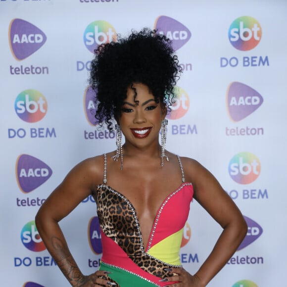 Marvvila usou um vestido curto com recortes do Teleton 2023