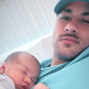 Um dia antes de exibir o novo visual, Neymar mostrou momento fofo com a filha, Mavie