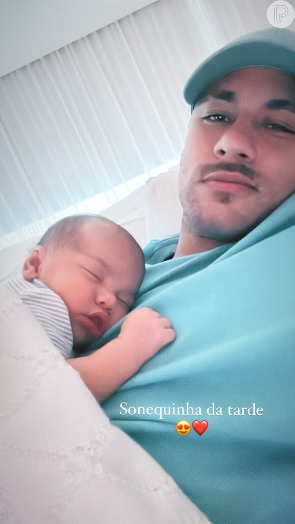 Um dia antes de exibir o novo visual, Neymar mostrou momento fofo com a filha, Mavie