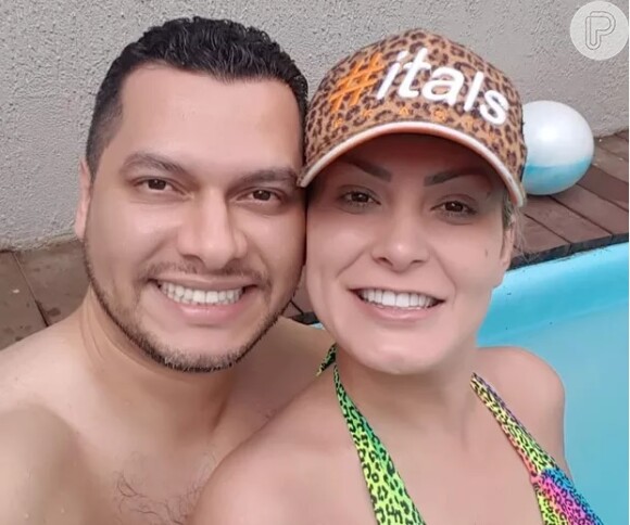 Andressa Urach e Thiago Lopes curtiram parque aquático em família