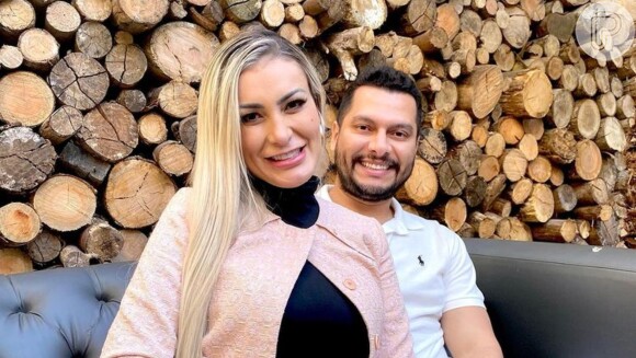 Andressa Urach posta fotos curtindo jantar com seu ex-marido Thiago Lopes