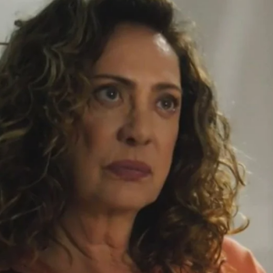 Agatha (Eliane Giardini) flagra Aline (Barbara Reis) guardando uma arma que foi dada por Gentil (Flávio Bauraqui) para a defesa da professora e sua família no resumo de 'Terra e Paixão' da semana de 13 a 18 de novembro de 2023