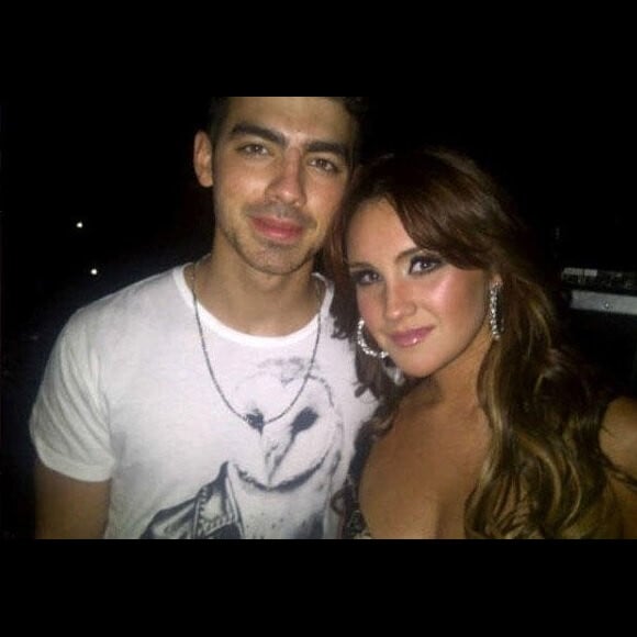 Dulce Maria e Joe Jonas chegaram a ser flagrados juntos, mas a cantora nunca assumiu o romance