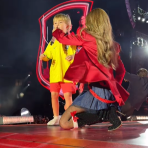 No Brasil, o filho mais velho de Anahí, Manu, subiu ao palco e cantou Rebelde com a mãe