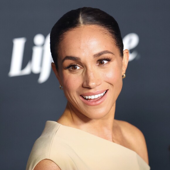 Meghan Markle compareceu sem o Príncipe Harry ao evento Variety's Power of Women, na última quinta-feira (16)