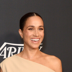 Meghan Markle aposta em look composto por vestido de quase 7 mil reais em evento da Variety