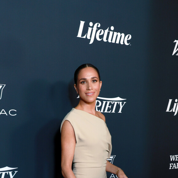 Meghan Markle usa vestido midi nude de ombro de fora da grife Proenza Schouler em evento sem a companhia de Príncipe Harry