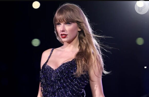 O batom vermelho com efeito matte é um dos destaques da make de Taylor Swift