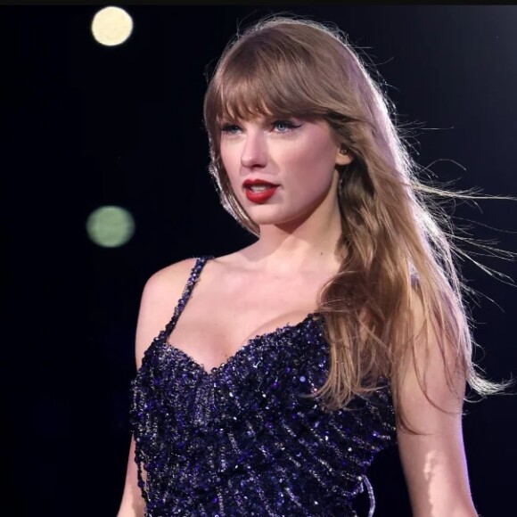 O batom vermelho com efeito matte é um dos destaques da make de Taylor Swift