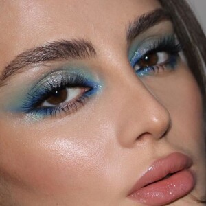 Maquiagem inspirada em 1989 tem tons de azul em destaque