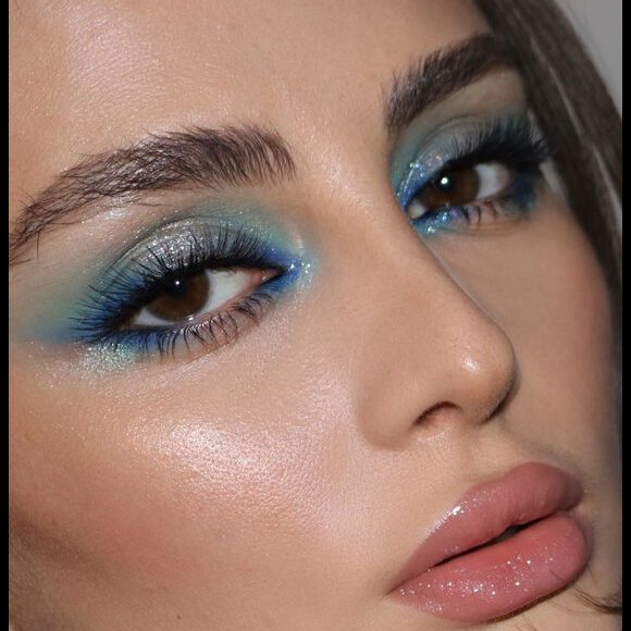 Maquiagem inspirada em 1989 tem tons de azul em destaque