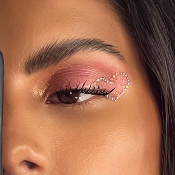Maquiagem marcada pelo rosa, por desenhos de corações e detalhes perolados é inspirada no álbum Lover