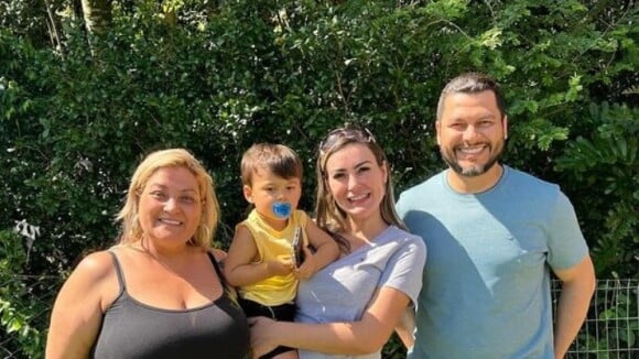Nova família? Andressa Urach posa com o ex-marido, Thiago Lopes, no aniversário da sua mãe e deixa filho que grava seus vídeos pornô de fora