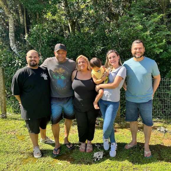 Andressa Urach surge em aniversário da mãe ao lado do ex-marido, Thiago Lopes, e segurando o filho que eles têm juntos, Leon