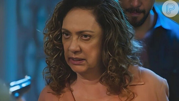 Agatha (Eliane Giardini) atira em Antônio (Tony Ramos) com a arma de Aline (Barbara Reis) no resumo de 'Terra e Paixão' de 20 a 25 de novembro de 2023