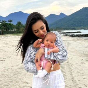 Bruna Biancardi levou a filha, Mavie, para conhecer a praia ao ficarem hospedadas na casa de praia de Neymar em Mangaratiba, no Rio de Janeiro