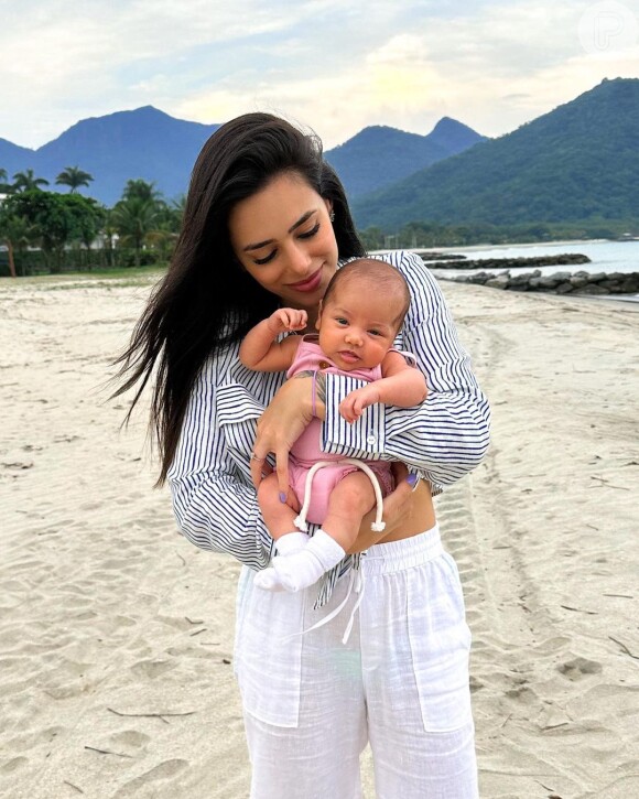 Bruna Biancardi levou a filha, Mavie, para conhecer a praia ao ficarem hospedadas na casa de praia de Neymar em Mangaratiba, no Rio de Janeiro