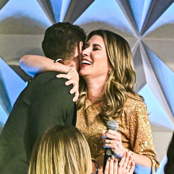 Grávida, filha de Silvio Santos Rebeca Abravanel e Alexandre Pato trocaram declarações de amor. 'Te amo, meu amor! Nós três', afirmou o jogador