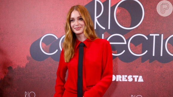 Marina Ruy Barbosa escolheu vestido vermelho grifado com fenda para lançamento da série 'Rio Connection' em shopping do Rio de Janeiro em 21 de novembro de 2023
