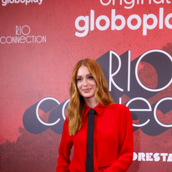 Marina Ruy Barbosa apostou em vestido da grife Valentino com direito a fenda e cauda longa para lançar a série 'Rio Connection'