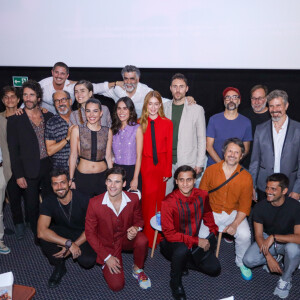 Marina Ruy Barbosa e o elenco de 'Rio Connection' posam para fotos no lançamento da produção bilíngue