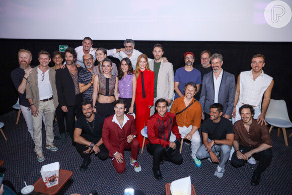 Marina Ruy Barbosa e o elenco de 'Rio Connection' posam para fotos no lançamento da produção bilíngue