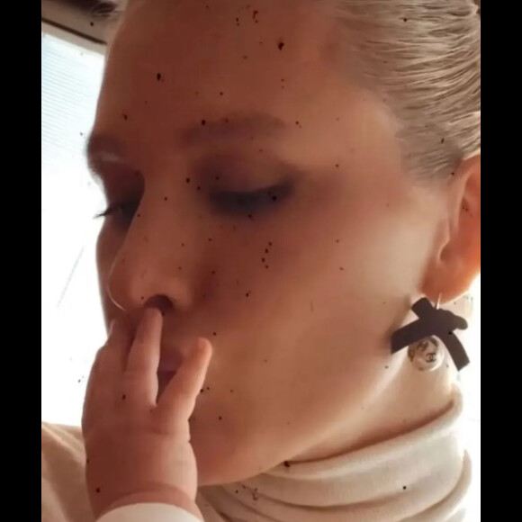 Fiorella Mattheis deu à luz ao pequeno Roberto em 2023, fruto do seu relacionamento com o empresário Roberto Marinho Neto. A atriz, no entanto, não expõe muito o filho nas redes sociais