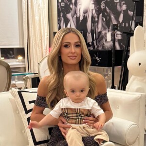Paris Hilton também teve o seu primeiro filho em 2023! O pequeno Phoenix nasceu no início do ano, fruto do seu relacionamento com o empresário Carter Reum