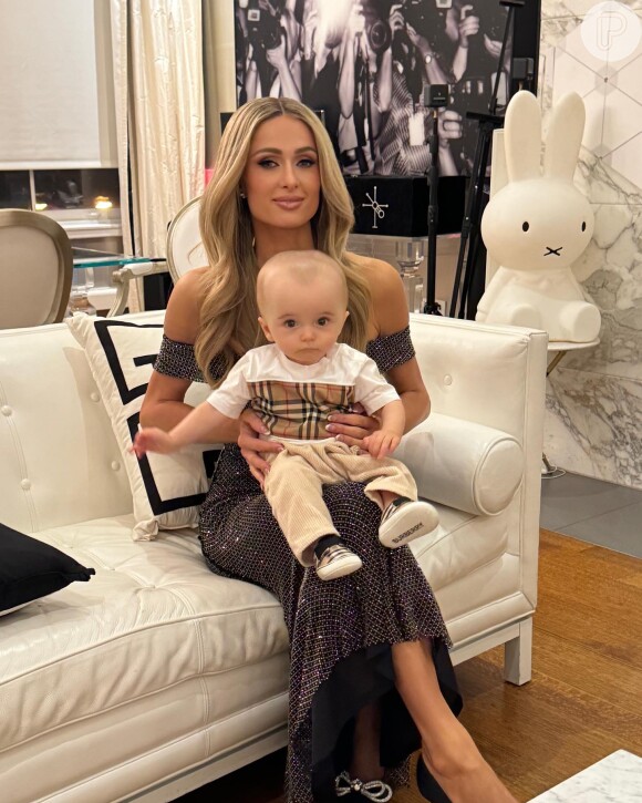 Paris Hilton também teve o seu primeiro filho em 2023! O pequeno Phoenix nasceu no início do ano, fruto do seu relacionamento com o empresário Carter Reum