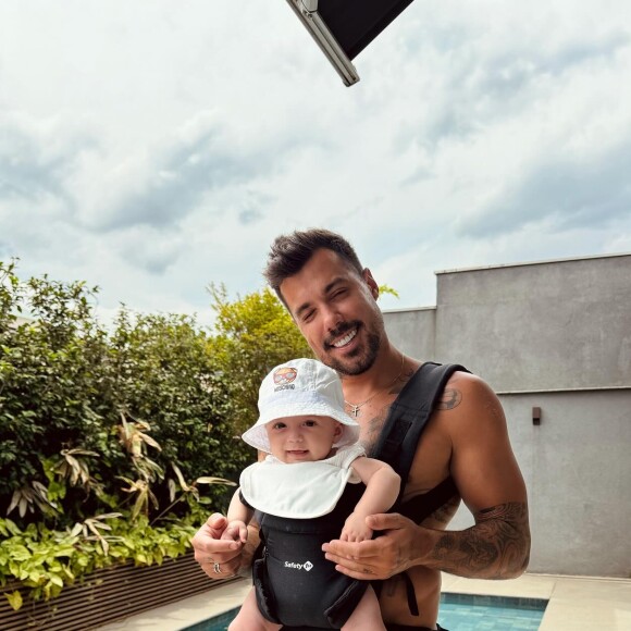 O veterano do 'De Férias com O Ex', Lipe Ribeiro, se tornou papai em 2023. O pequeno Dom é fruto do seu relacionamento com a influenciadora Andressa Castorino