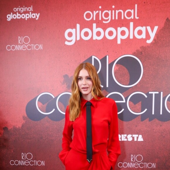 Marina Ruy Barbosa escolheu um vestido vermelho da grife Valentino