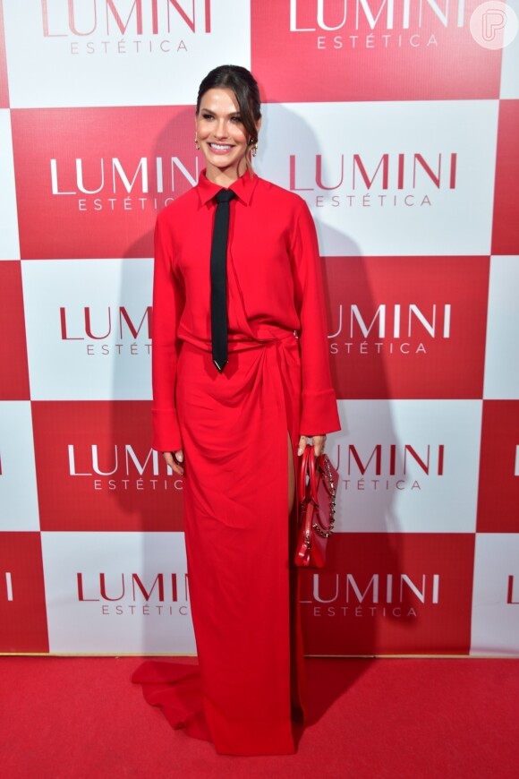 Vestido vermelho foi usado por Andressa Suita no lançamento da franquia de sua clínica de estética, em setembro
