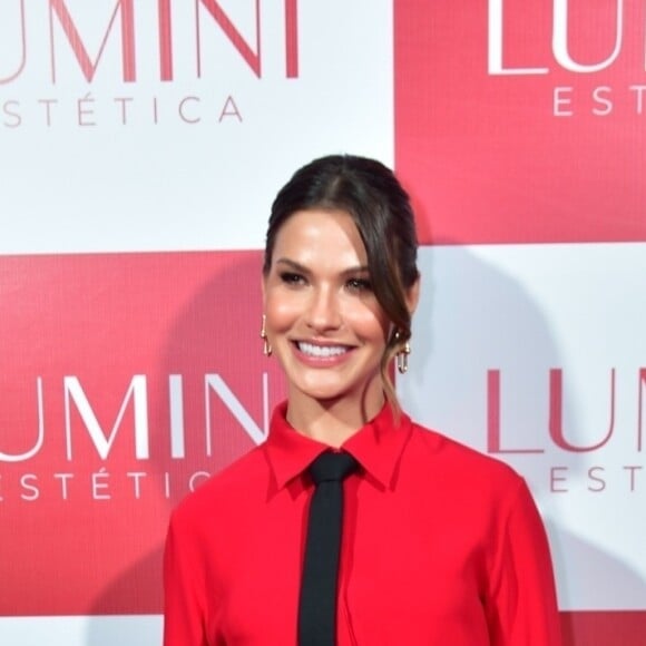 Vestido vermelho foi usado por Andressa Suita no lançamento da franquia de sua clínica de estética, em setembro