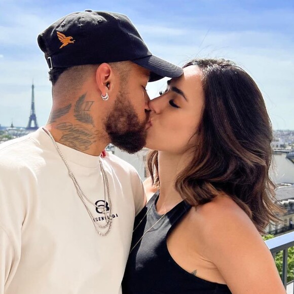 Bruna Biancardi posta foto agarradinha com Neymar, Celebridades