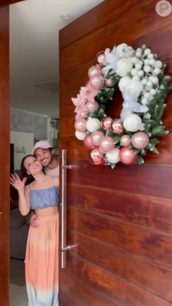 Larissa Manoela e André Luiz Frambach abriram as portas da mansão para exibir decoração de Natal