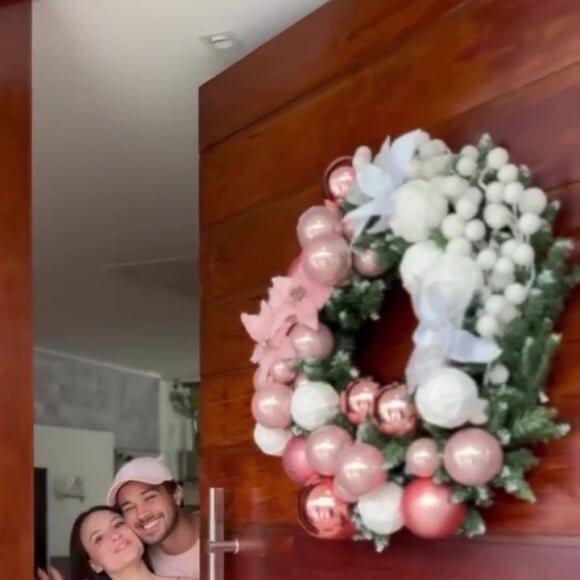 Larissa Manoela e André Luiz Frambach abriram as portas da mansão para exibir decoração de Natal