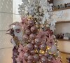Árvore de Natal de Larissa Manoela tem bastantes enfeites e estética branca e rosa