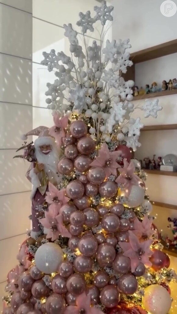 Árvore de Natal de Larissa Manoela tem bastantes enfeites e estética branca e rosa