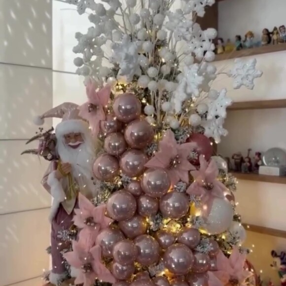 Árvore de Natal de Larissa Manoela tem bastantes enfeites e estética branca e rosa