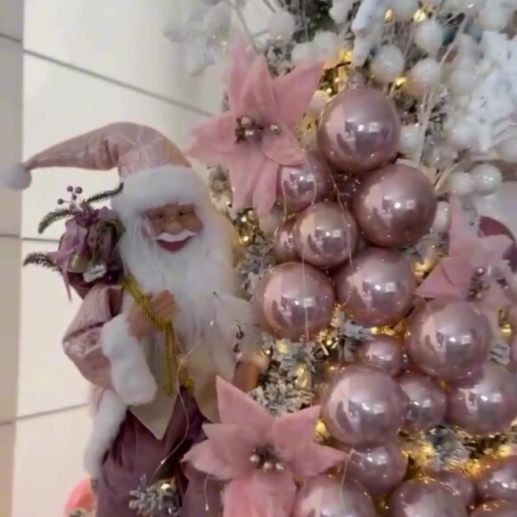 Árvore de Natal de Larissa Manoela tem papai noel com roupinha rosa