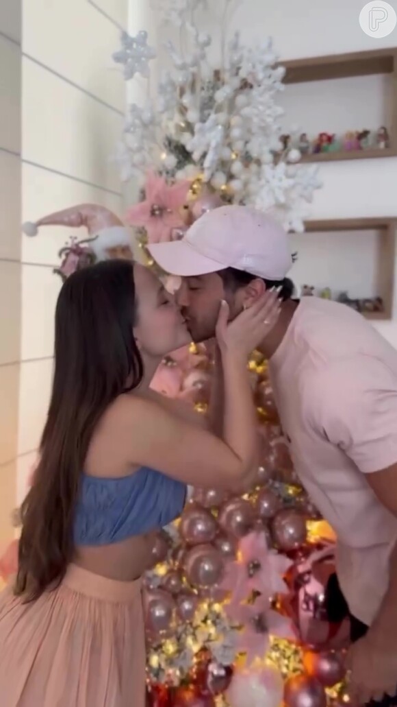 Larissa Manoela e André Luiz Frambach se beijam diante da árvore de Natal