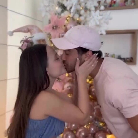 Larissa Manoela e André Luiz Frambach se beijam diante da árvore de Natal