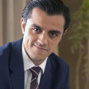 Em Fuzuê, Heitor (Felipe Simas) fica feliz ao saber que Bebel (Lilia Cabral) casará com Nero (Edson Celulari)